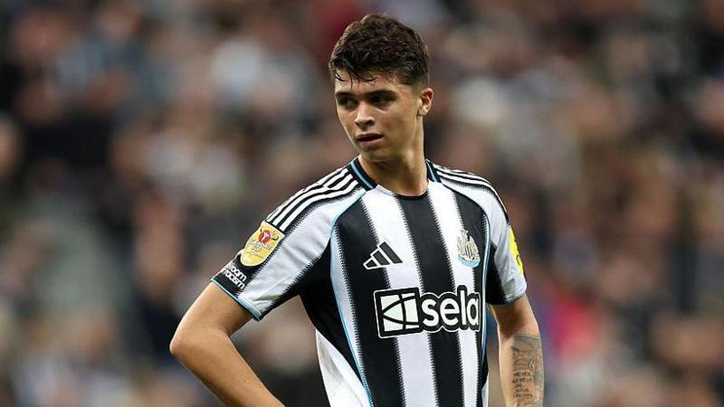 صحبت‌های هاو درباره انتقادات از لوئیس میلی: باید از او حمایت کنیم